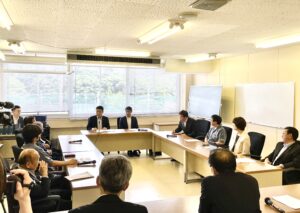 誰も手を上げない議会運営委員会での採決